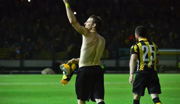 Forlán anotó el primer gol en el Campeón del Siglo