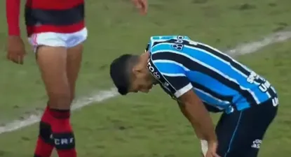 Luis Suárez no puede creer cómo esa pelota no entró en el encuentro entre Gremio y Flamengo