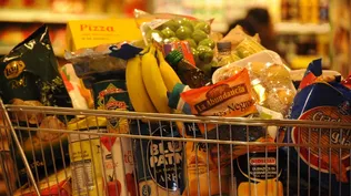 Supermercados anticipan compras con tarjeta a argentinos