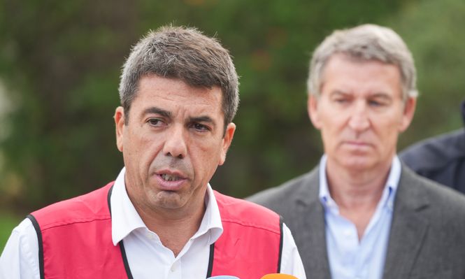 El presidente de la Generalitat Valenciana, Carlos Mazón (i) y el presidente del Partido Popular, Alberto Núñez Feijóo.&nbsp;
