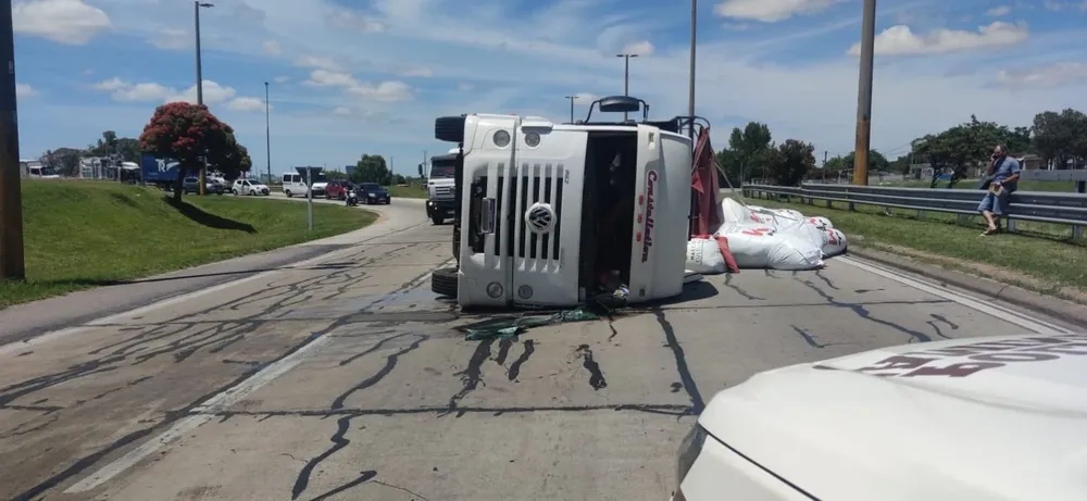 Accidente de tránsito de un camión en la Ruta 5