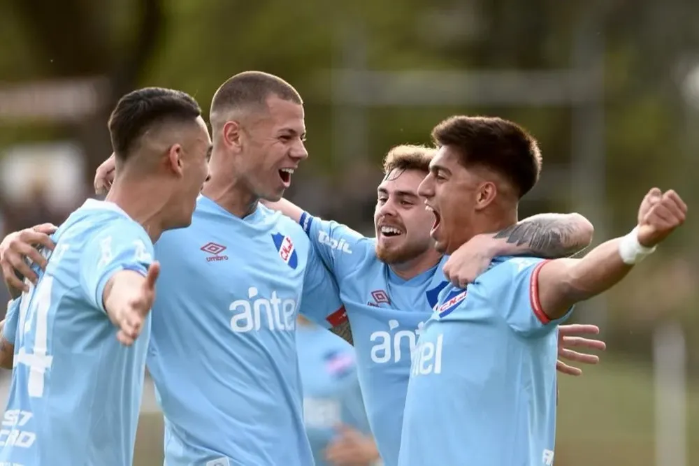 Rodríguez, Coelho, Trezza y Laborda festejan el gol de Nacional