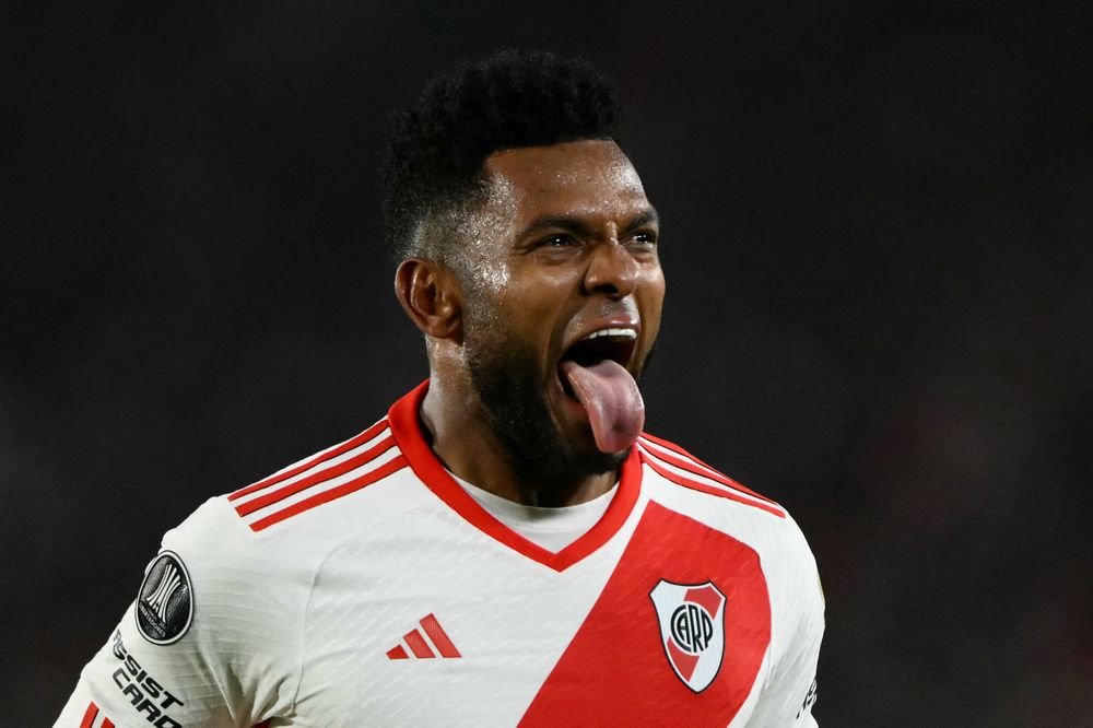 Miguel Borja, de River Plate, festeja los goles frente a Libertad por Copa Libertadores