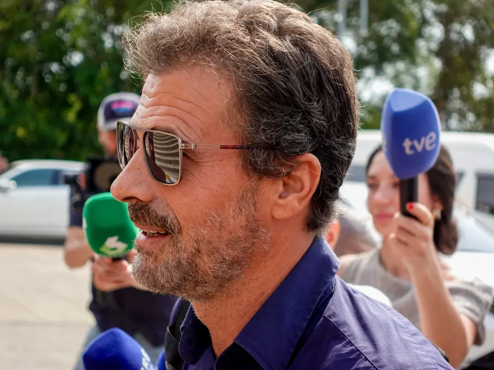 BANGKOK, 10/04/2024.-El actor español Rodolfo Sancho, padre de Daniel Sancho, acude a la segunda sesión del juicio contra su hijo, acusado del asesinato premeditado del cirujano colombiano Edwin Arrieta.