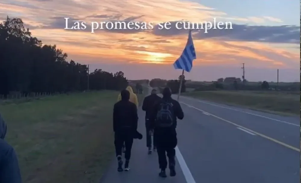 Los jugadores de Plaza Colonia en su promesa tras salir campeones del Apertura