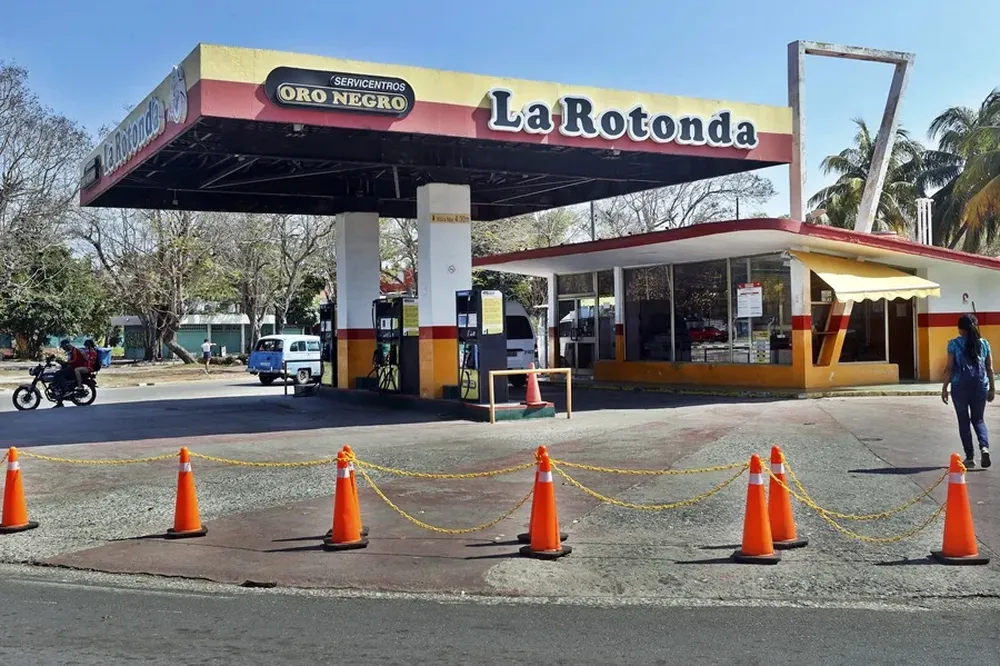 Estación de combustible en Cuba