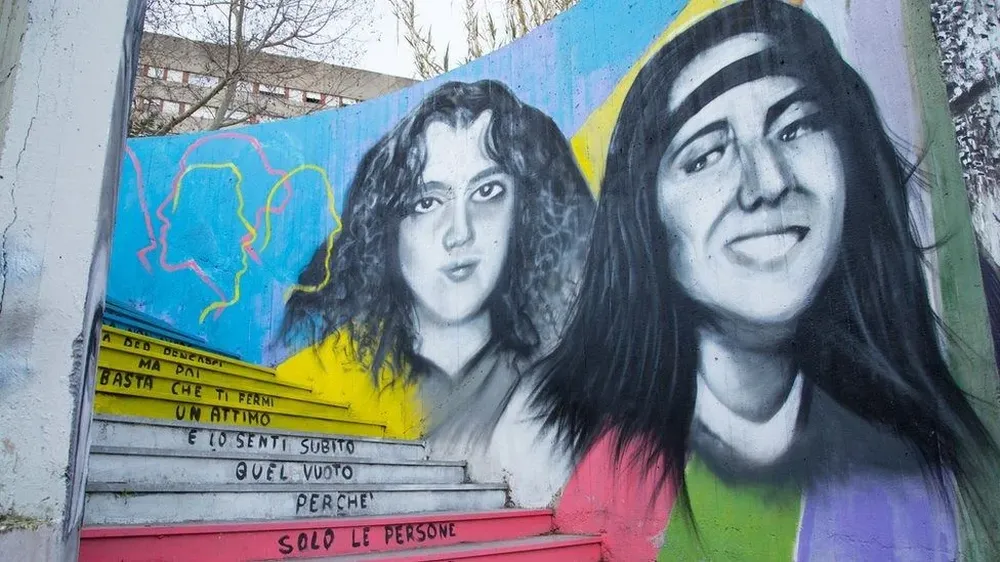 Emanuela Orlandi (derecha) desapareció 40 días después de que lo hiciera otra niña de 15 años, Mirella Gregori, en Roma. Ambas están retratadas en este mural