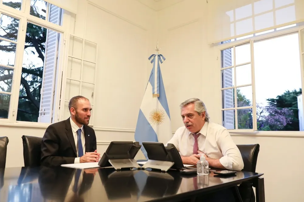 El presidente argentino Alberto Fernández con Martín Guzmán, ministro de Economía