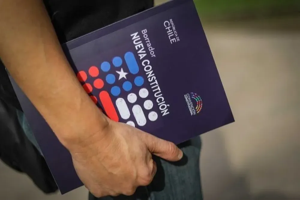 El libro desarrolla los 388 artículos referidos a derechos sociales, de género, políticos y ambientales