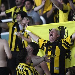 Hinchas de Peñarol en el Estadio Nilton Santos para el partido ante Botafogo por Copa Libertadores