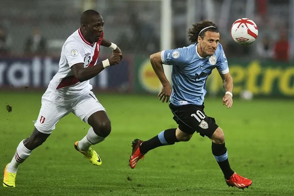 Diego Forlán en plena acción