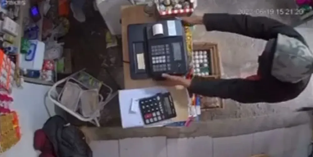 Filmación de una cámara de seguridad que muestra el robo a uno de los comercios