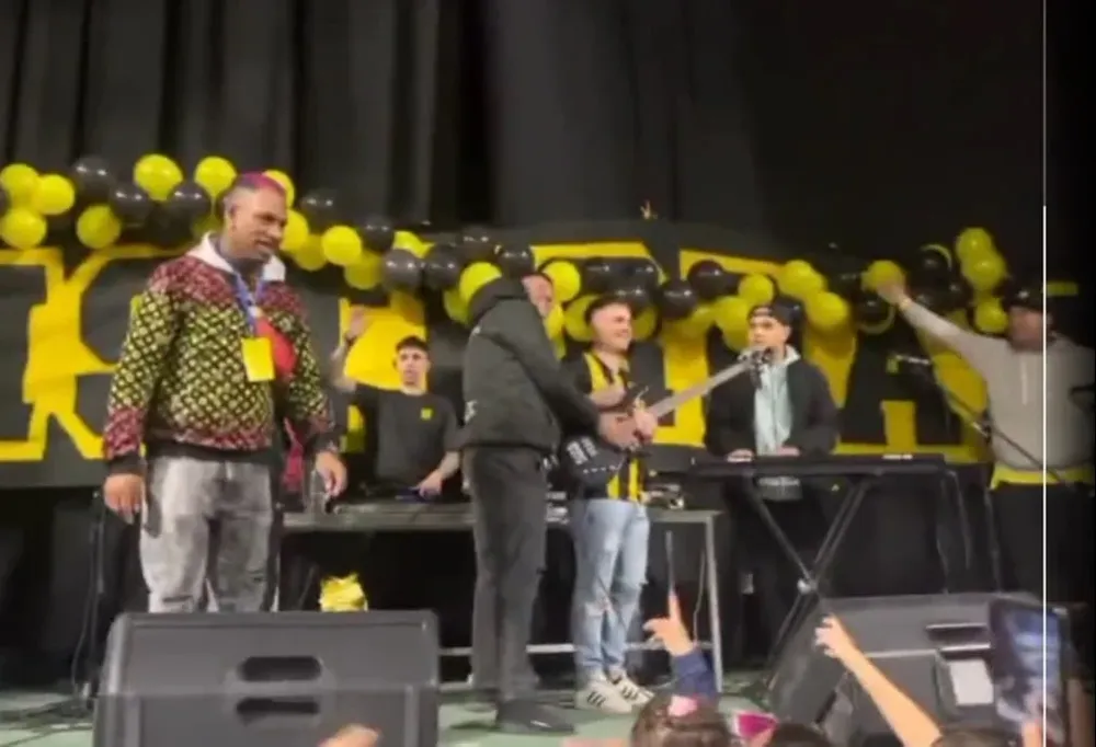 Cánticos violentos en el Día de la Niñez Carbonera