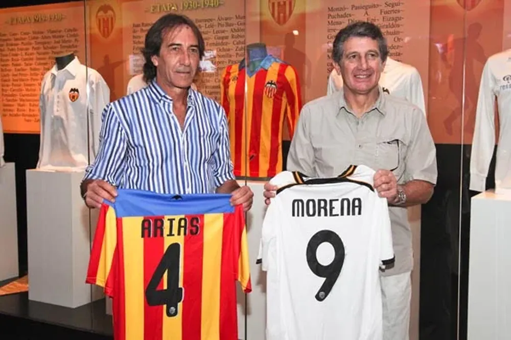Morena recibió una camiseta de Valencia como obsequio
