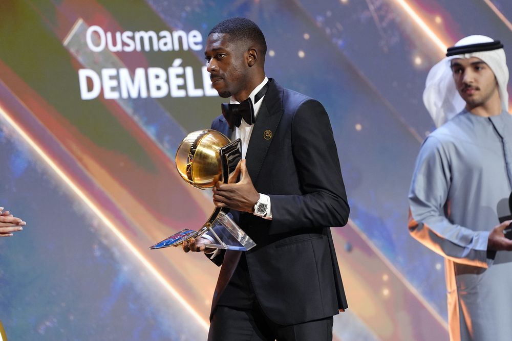 Ousmane Dembélé con su premio a mejor jugador del año de los Globe Soccer Awards