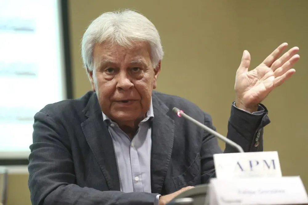 Felipe Gonzalez lanzó su podcast donde toca temas de liderazgo político