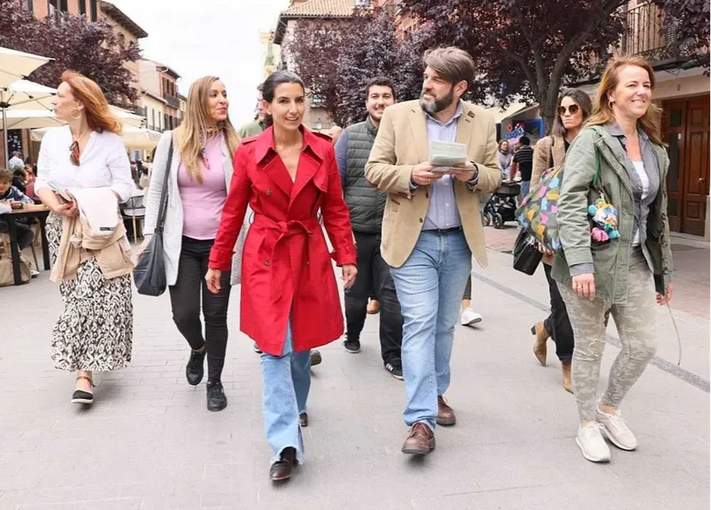 Rocío Monasterio (VOX) ha acudido a Alcalá para hablar del problema de la migración desde la puerta del Centro de Acogidas en el Cuartel de la BRIPAC