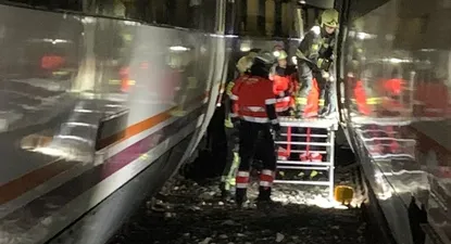 Evacuados los pasajeros tras un choque de dos trenes en los túneles de El Chorro, en Álora.