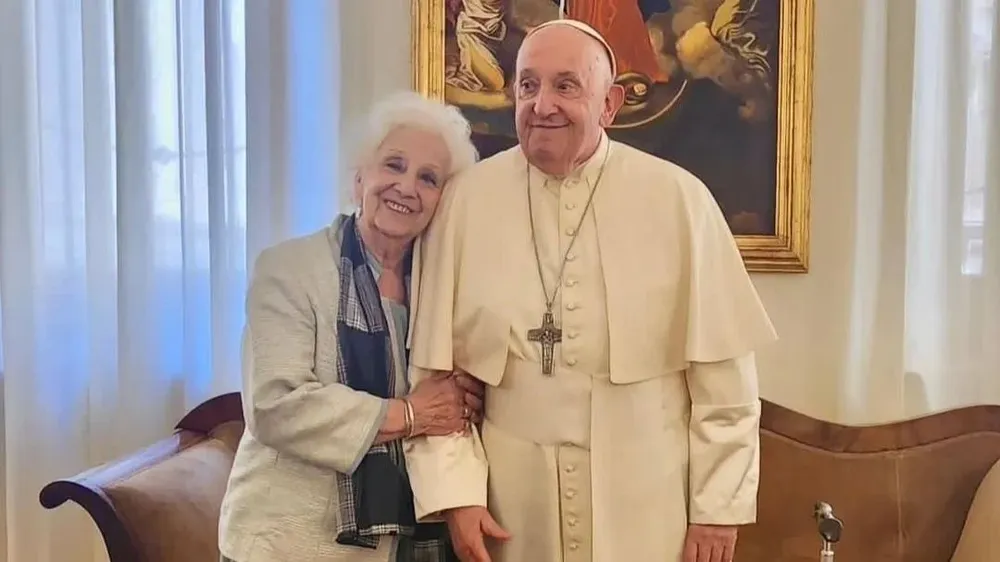 Estela de Carloto junto al Papa Francisco en el Vaticano