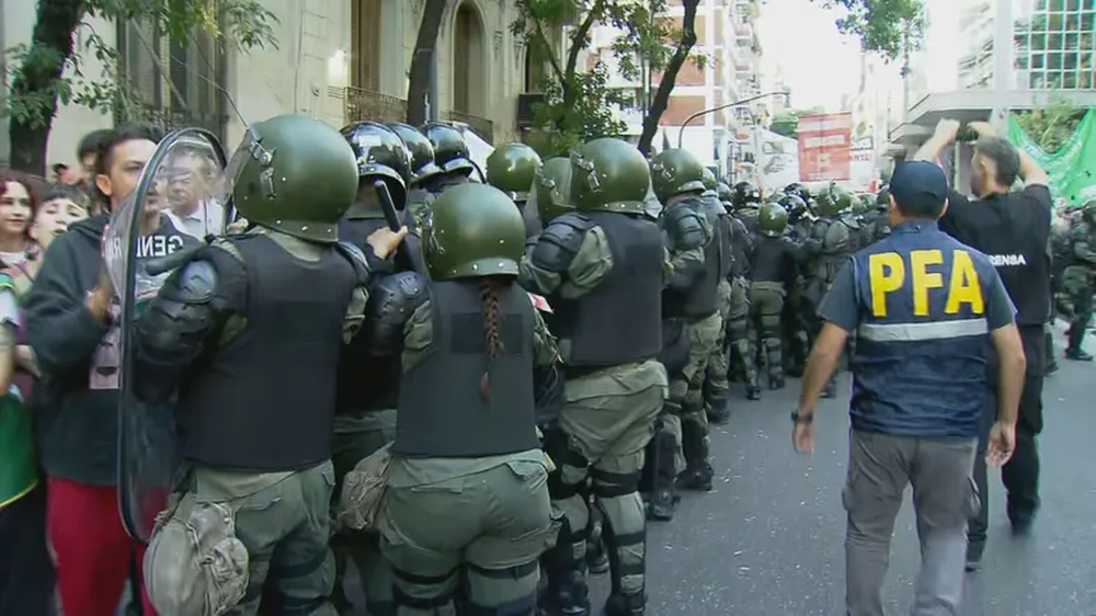 Jubilados marcharon otra vez frente al Congreso para reclamar por el acceso a medicamentos y la moratoria previsional.