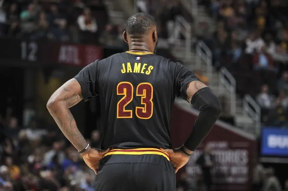 LeBron no pudo con los Hawks
