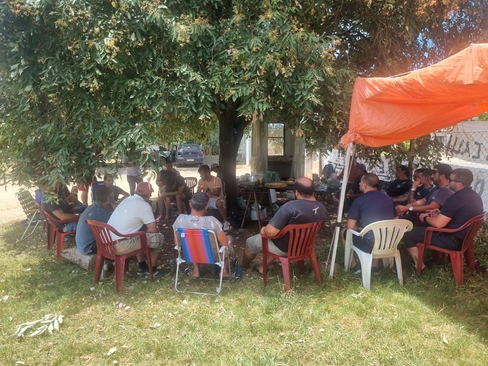 Coleme: trabajadores en la carpa sindical instalada frente al complejo industrial, en Melo.