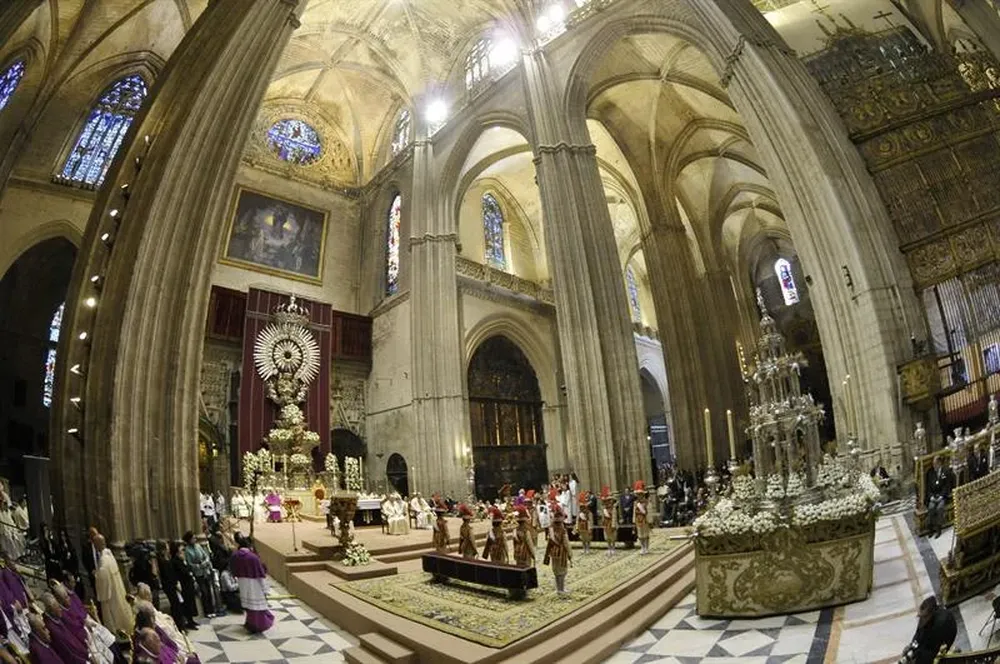 Un instante de la misa del Corpus Christi celebrada esta mañana en la catedral de Sevilla