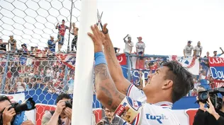Diego Polenta, el capitán tricolor, y el corte de la red, de uno de los arcos del Parque Central