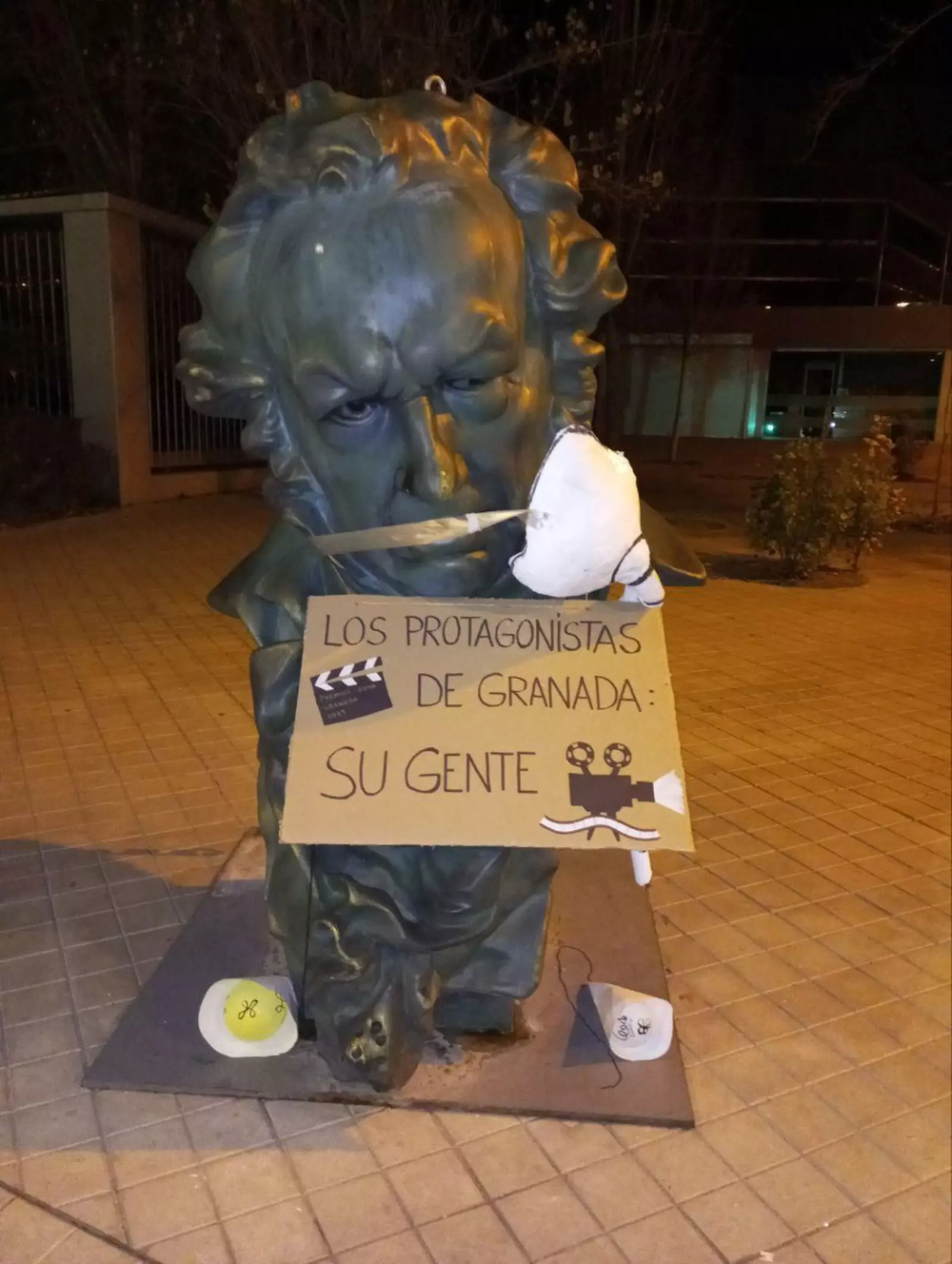 Pintadas en los bustos de Goya en Granada