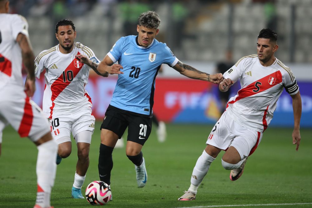 Sergio Peña de Perú ante Maximiliano Araújo de Uruguay