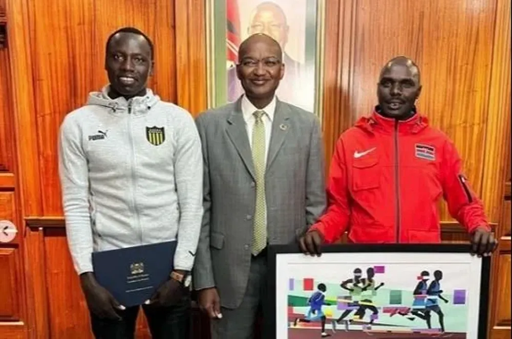 Emmanuel Korir con la campera de Peñarol