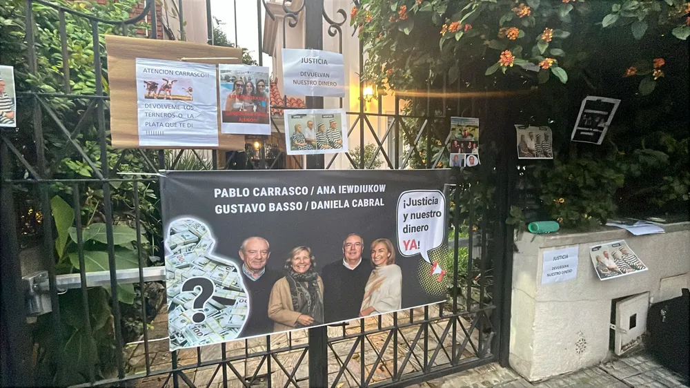 Manifestación frente a la casa de Pablo Carrasco