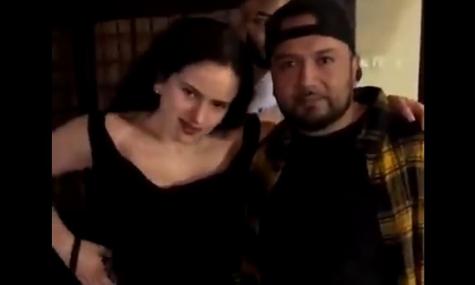 Mal momento para Rosalía: un fan instiste en tocarle la cintura y ella se la quita dos veces