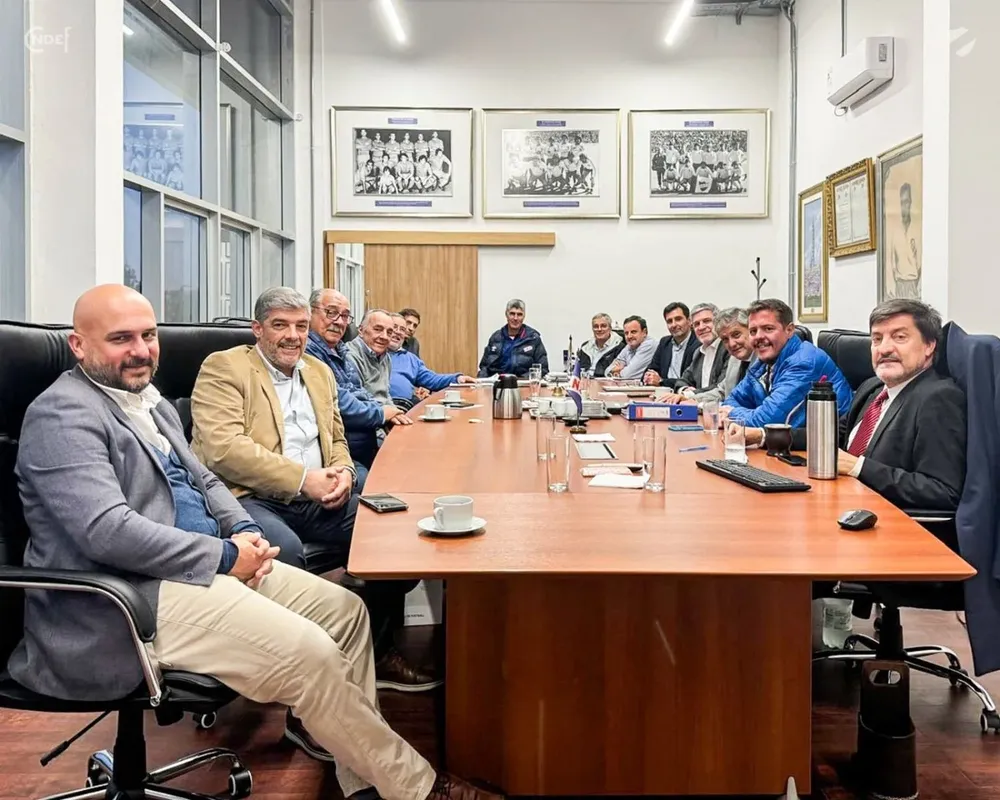 La Comisión Directiva de Nacional en la vuelta de Santiago Ostolaza al club