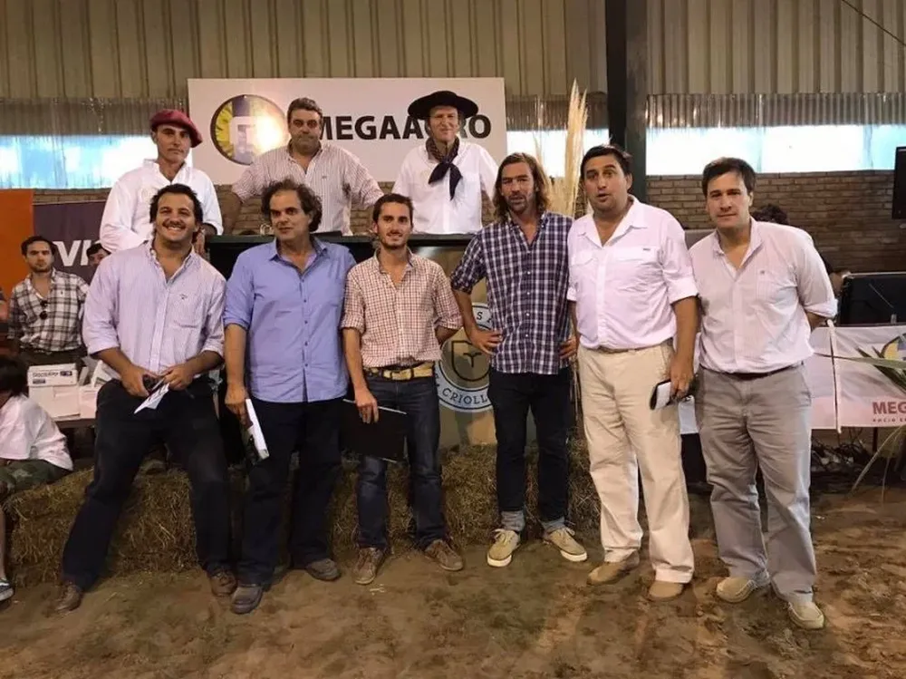 Integrantes de MegaAgro y de las cabañas en el local Cecade