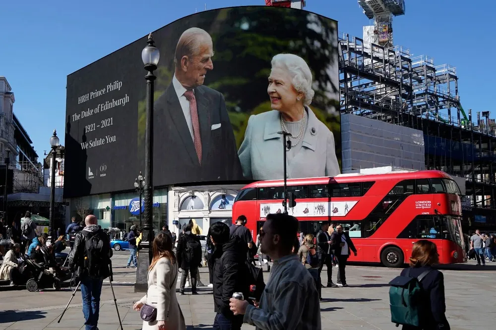 Fotos de la reina y el príncipe Felipe se mostraron en las pantallas de Piccadilly Circus, en el centro de Londres