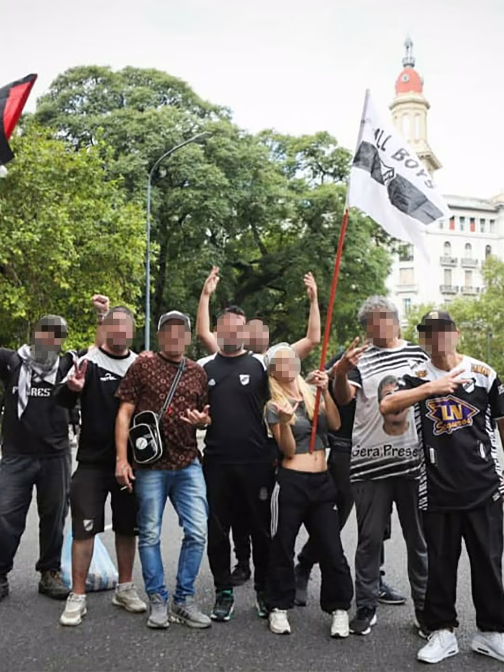 El sospechoso (primero a la derecha) acompañado por otros manifestantes