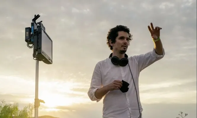 Damien Chazelle en el set de Babylon