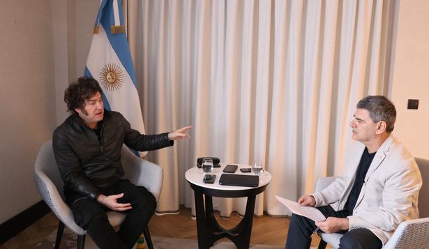 El presidente argentino, Javier Milei, con Fernando Gonzalez, director de El Observador España.