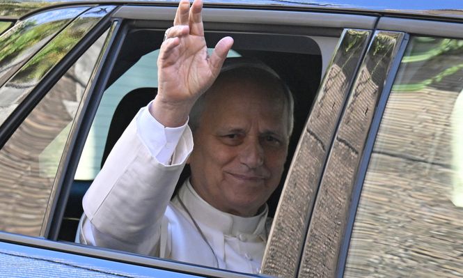 Papa León XIV saluda desde la ventanilla del auto al salir del Vaticano antes de ser ingresado en el Hospital Universitario Gemelli de Roma