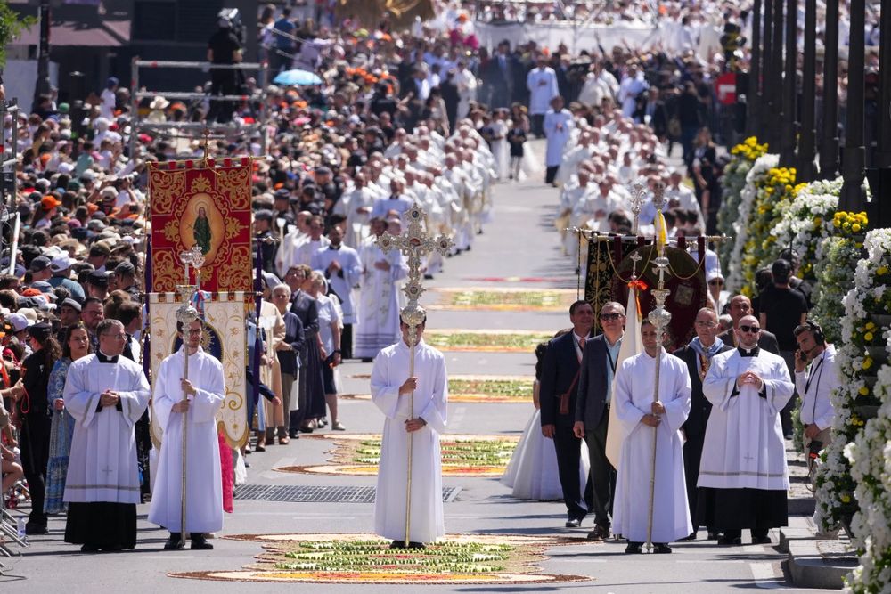 Una procesión del Corpus Christi recorre la calle Alcalá tras la Santa Misa celebrada por el Papa León XIV en Madrid el 7 de junio de 2026. Una procesión del Corpus Christi recorre la calle Alcalá tras la Santa Misa celebrada por el Papa León XIV en Madrid el 7 de junio de 2026.