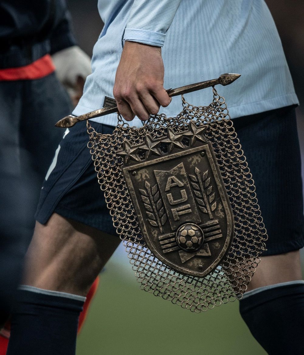 El bander&iacute;n que le entreg&oacute; Federico Valverde como capit&aacute;n de Uruguay, a Jordan Henderson, su par de Inglaterra en Wembley