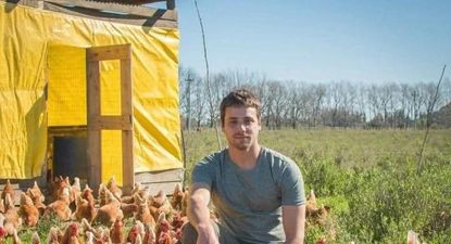 Productor de huevos en Estación Pedrera, Ramiro Balao, con sus gallinas sueltas.