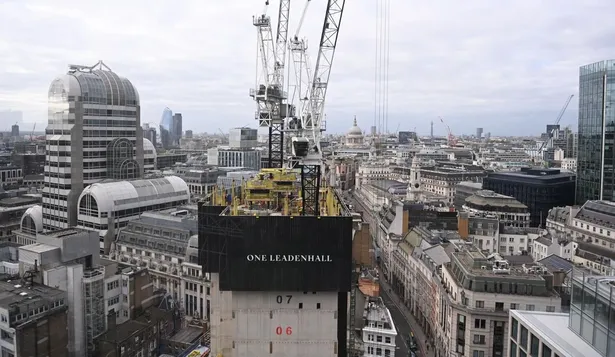 El Banco de Inglaterra considera que el país entró en una larga recesión