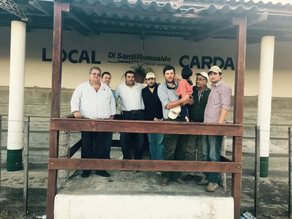 Integrantes del escritorio y del BROU con los vendedores en el local Cardal