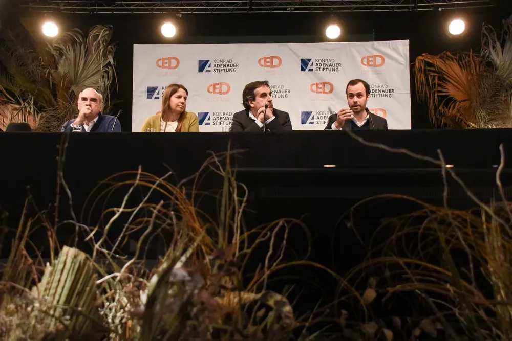 Los economistas De Haedo, Schandy, Lema e Iturralde durante la conferencia que organizó el CED