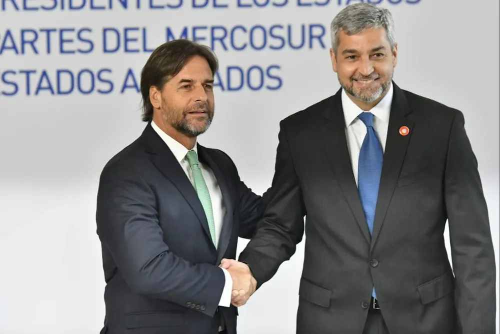 Luis Lacalle Pou y Mario Abdo Benítez en la cumbre del Mercosur de diciembre, realizada en Montevideo