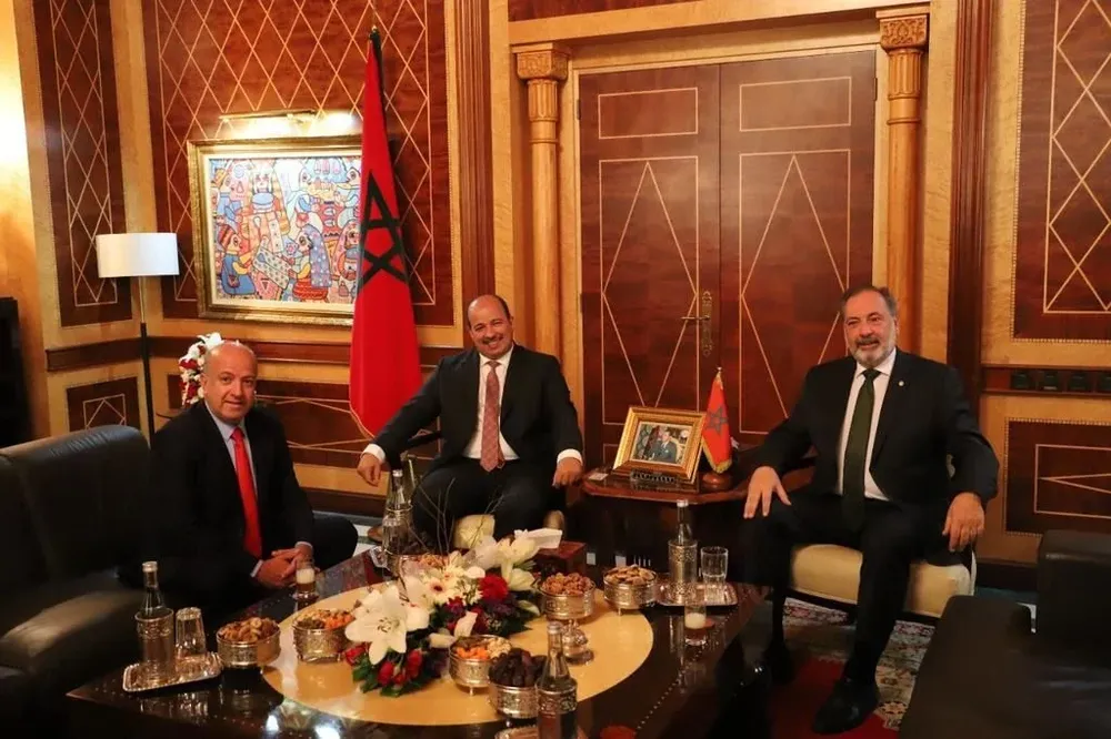 Los senadores Coutinho y Gandini con Mayara