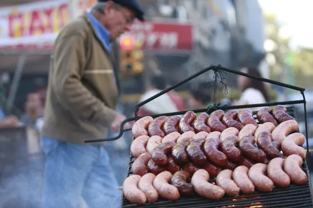 Puesto de chorizos en calle de Montevideo. (Archivo)