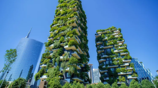 El proyecto inmobiliario, diseñado por el Boeri Studio, consta de dos grandes torres de 80 y 112 metros de altura y cuenta con alrededor de 800 árboles, 15.000 plantas perennes y 5.000 arbustos